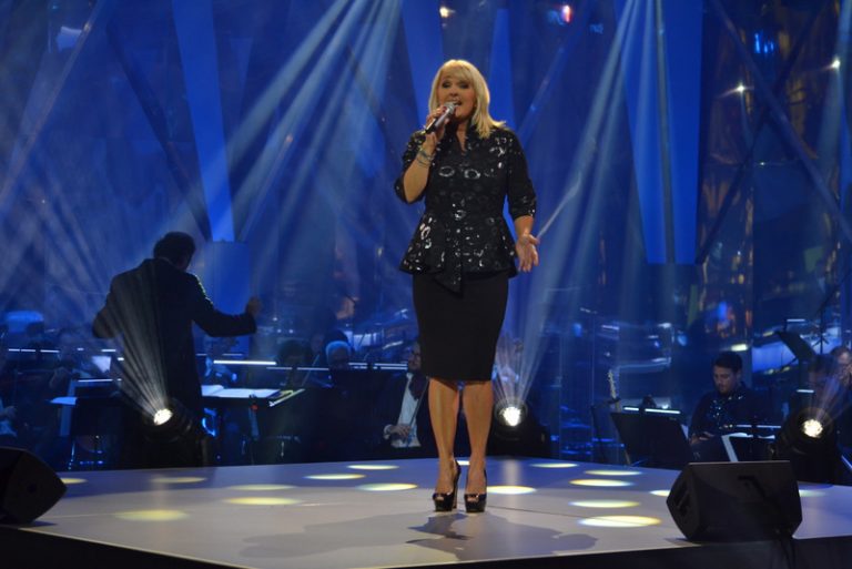 Alenka Godec z uspešnicami, ki bodo dosegle srca starih in mladih