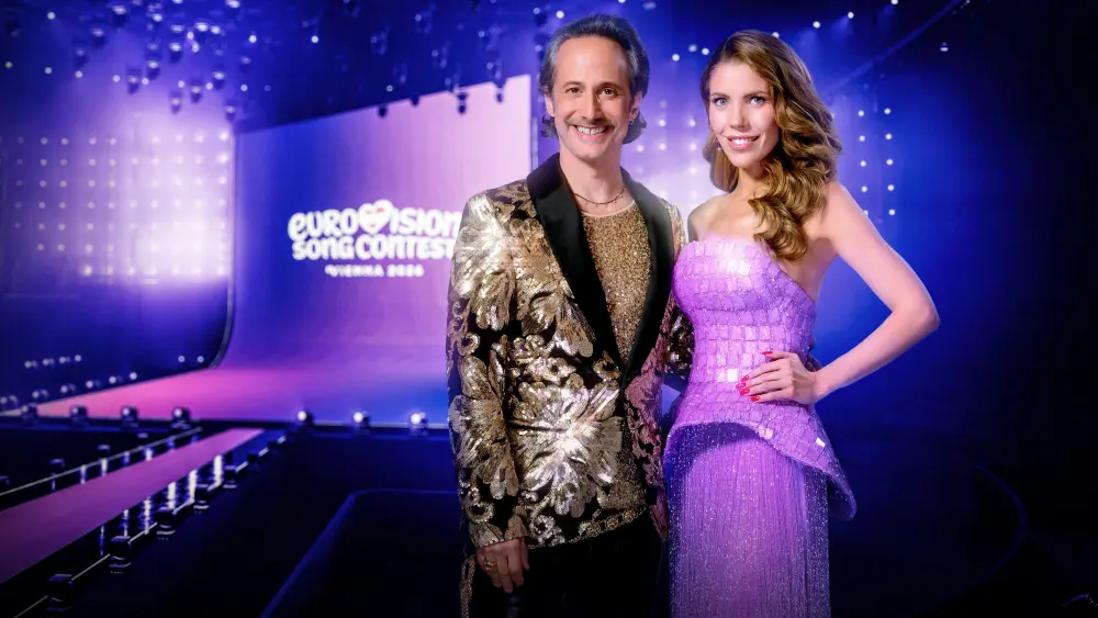 Michael Ostrowski in Victoria Swarovski, voditelja ESC.